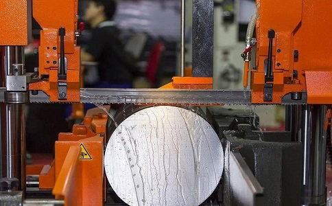 龙州立式金属带锯床切削出现跑带故障解决方法！